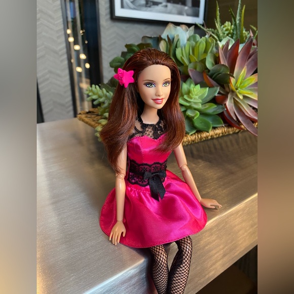 New Barbie Teresa Articulated Doll - Picture 14 of 14